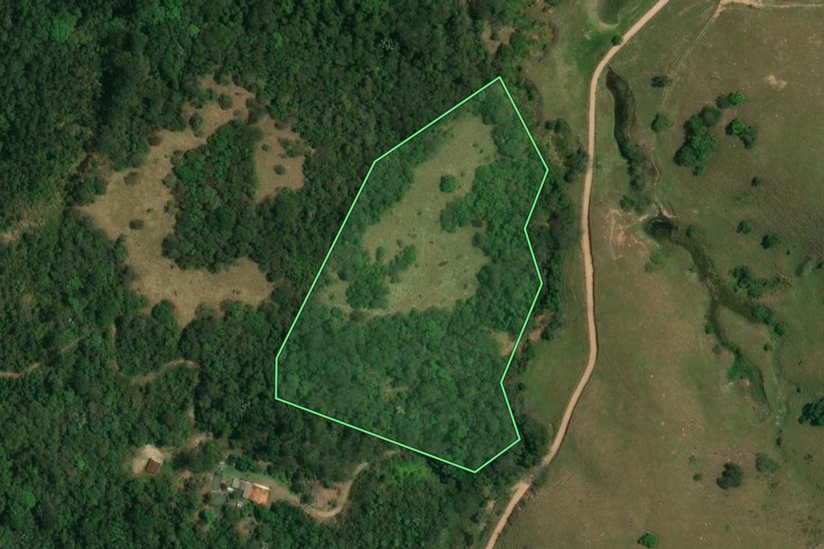 Imagem de satélite do imóvel rural em Igaratá (SP), com o contorno declarado no CAR desenhado por cima.