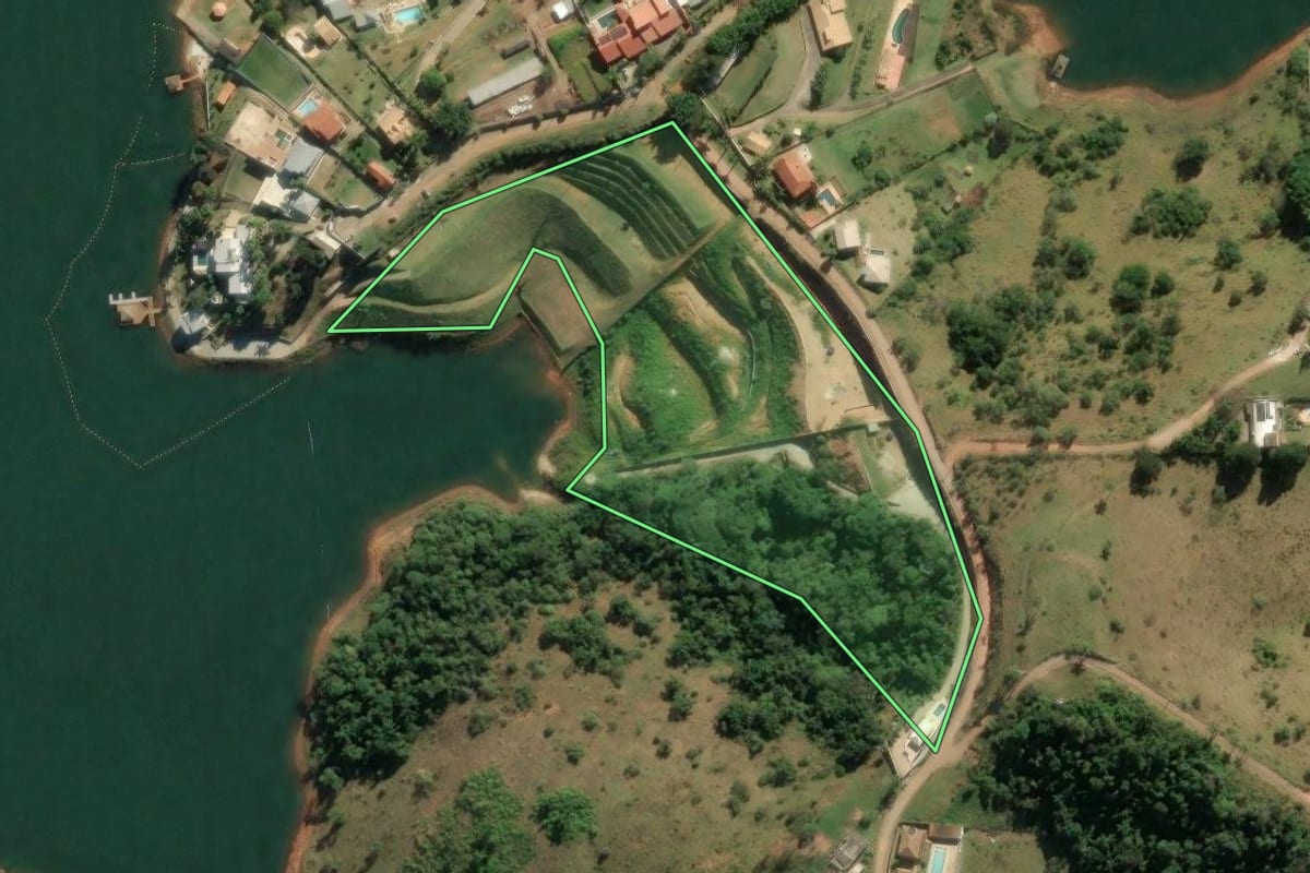 Imagem de satélite do imóvel rural em Igaratá (SP), com o contorno declarado no CAR desenhado por cima.