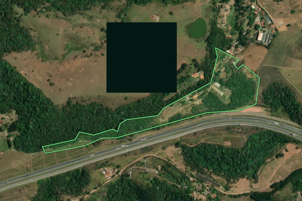Imagem de satélite do imóvel rural em Igaratá (SP), com o contorno declarado no CAR desenhado por cima.