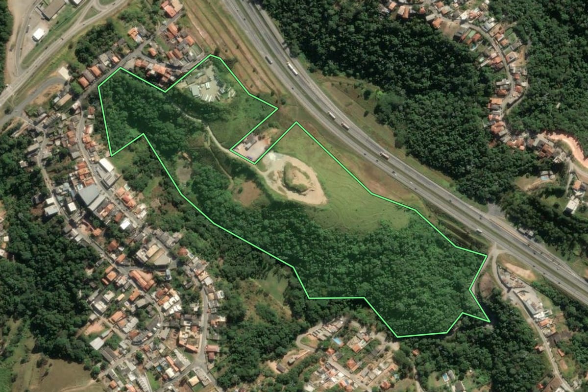 Imagem de satélite do imóvel rural em Igaratá (SP), com o contorno declarado no CAR desenhado por cima.