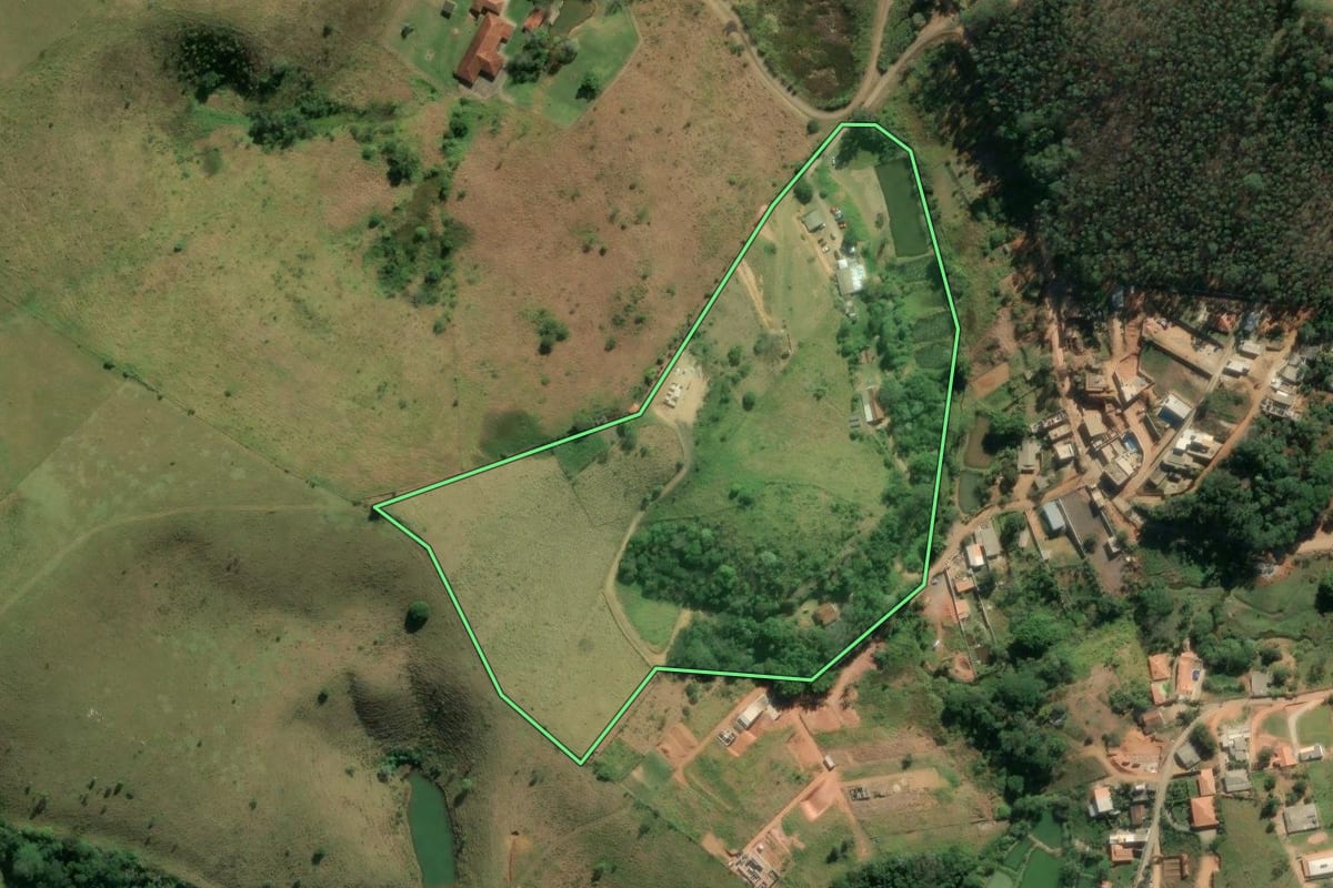 Imagem de satélite do imóvel rural em Igaratá (SP), com o contorno declarado no CAR desenhado por cima.