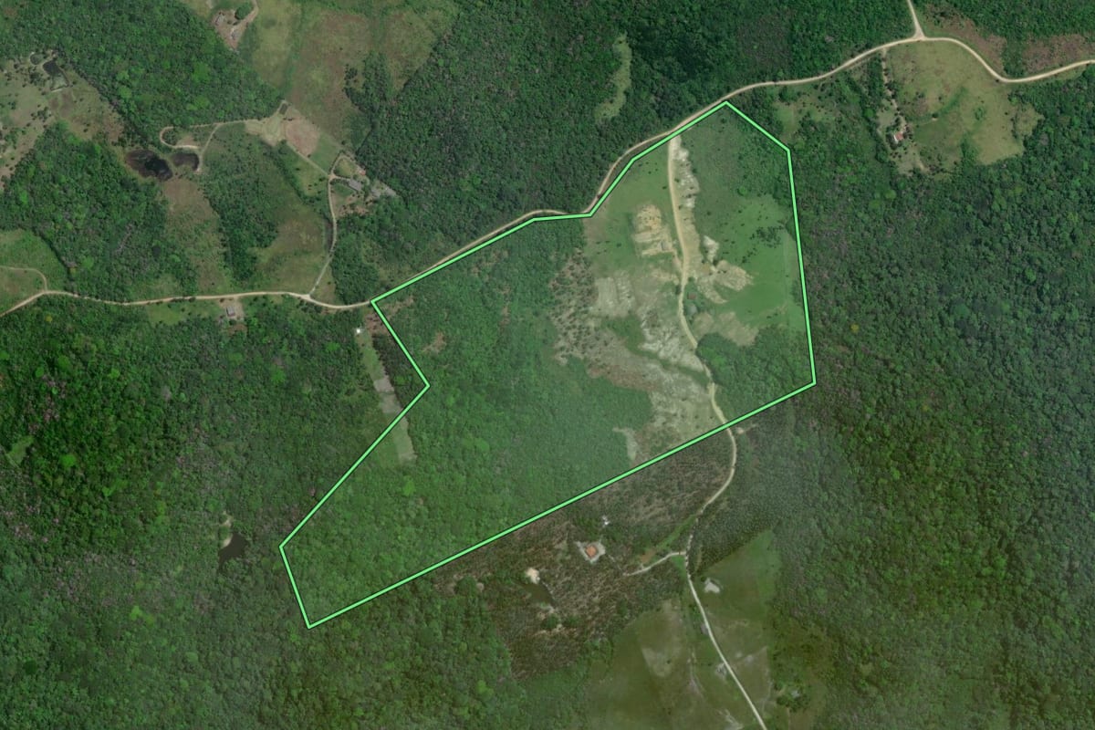 Imagem de satélite do imóvel rural em Iguape (SP), com o contorno declarado no CAR desenhado por cima.