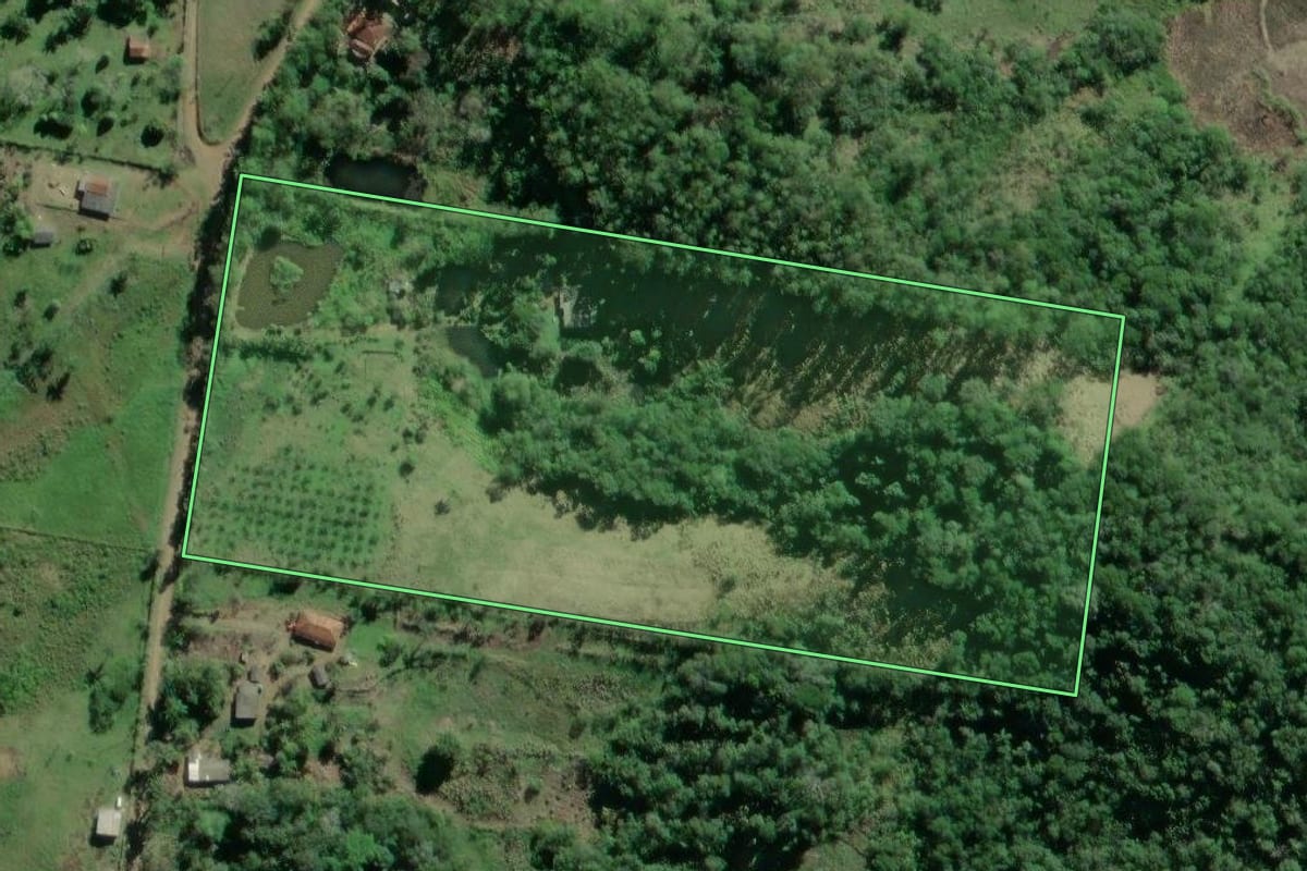 Imagem de satélite do imóvel rural em Iguape (SP), com o contorno declarado no CAR desenhado por cima.