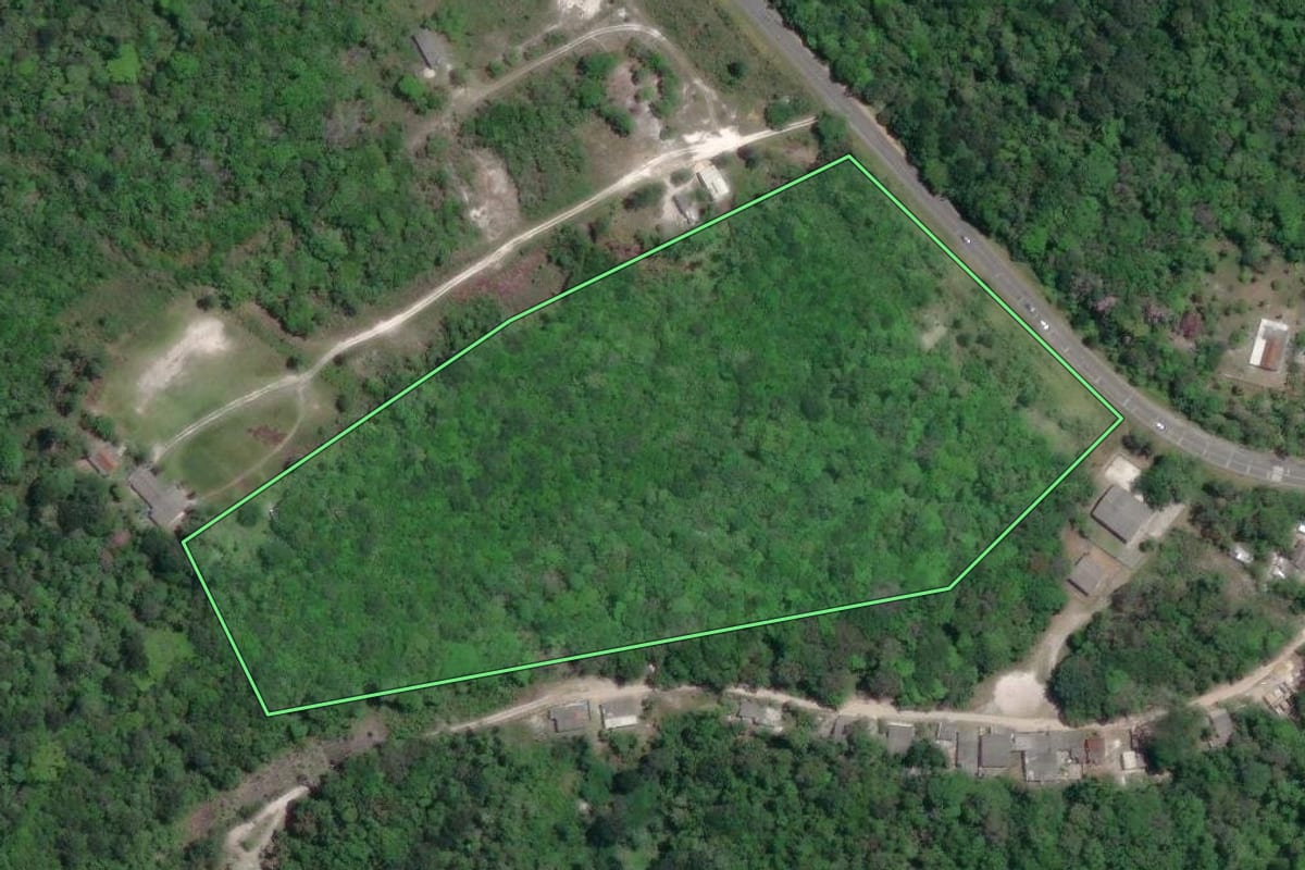 Imagem de satélite do imóvel rural em Iguape (SP), com o contorno declarado no CAR desenhado por cima.