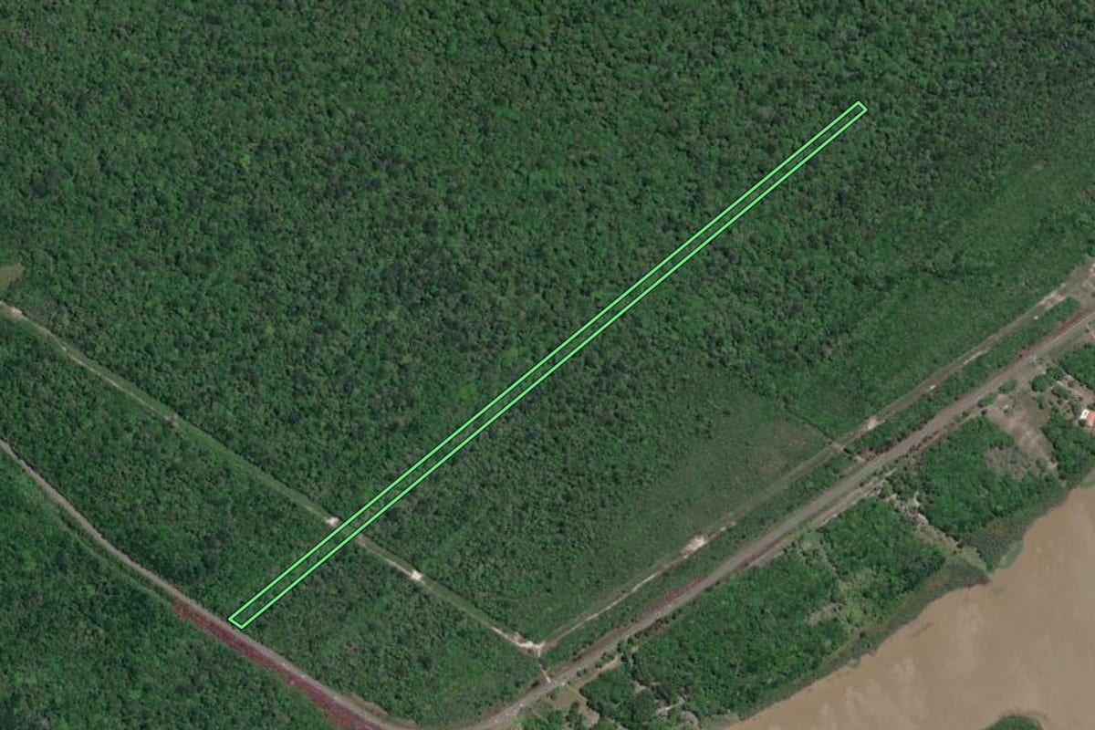 Imagem de satélite do imóvel rural em Iguape (SP), com o contorno declarado no CAR desenhado por cima.