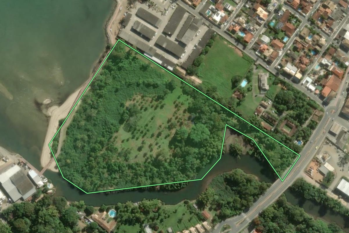 Imagem de satélite do imóvel rural em Ilhabela (SP), com o contorno declarado no CAR desenhado por cima.