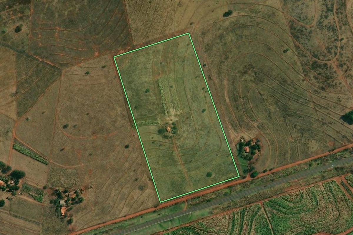 Imagem de satélite do imóvel rural em Ilha Solteira (SP), com o contorno declarado no CAR desenhado por cima.