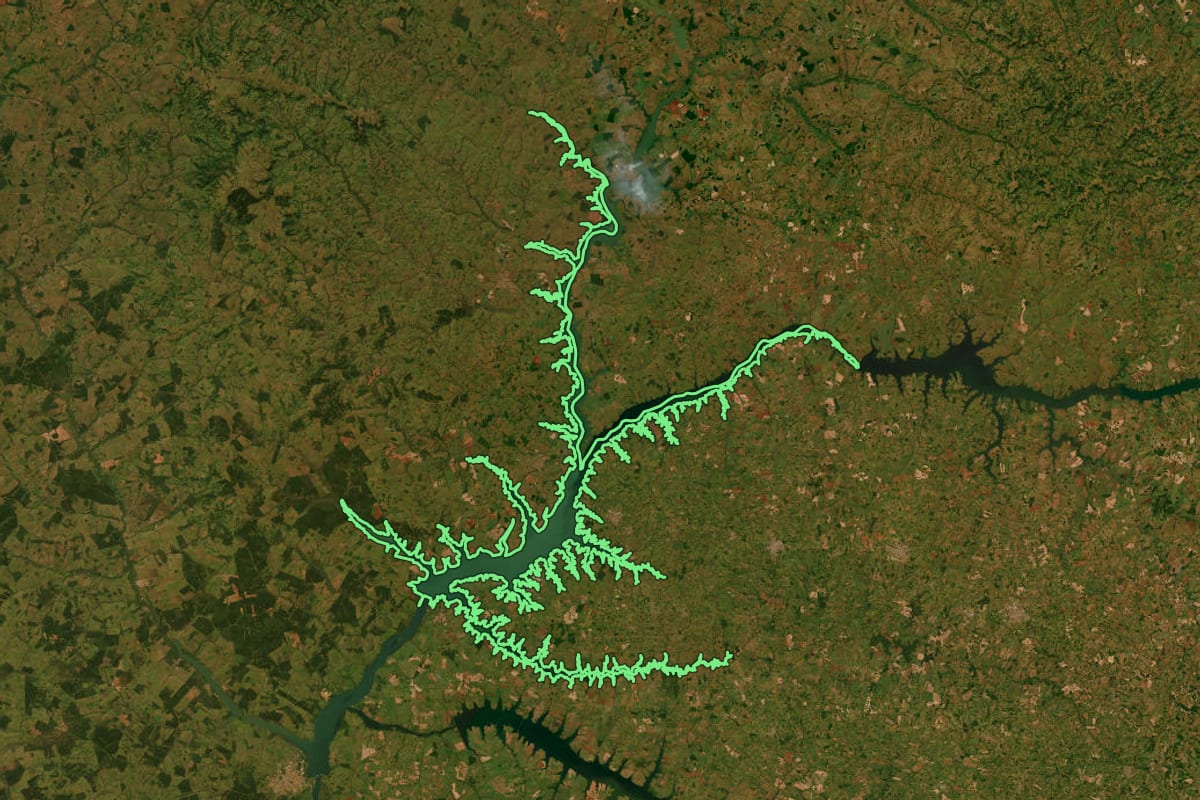 Imagem de satélite do imóvel rural em Ilha Solteira (SP), com o contorno declarado no CAR desenhado por cima.