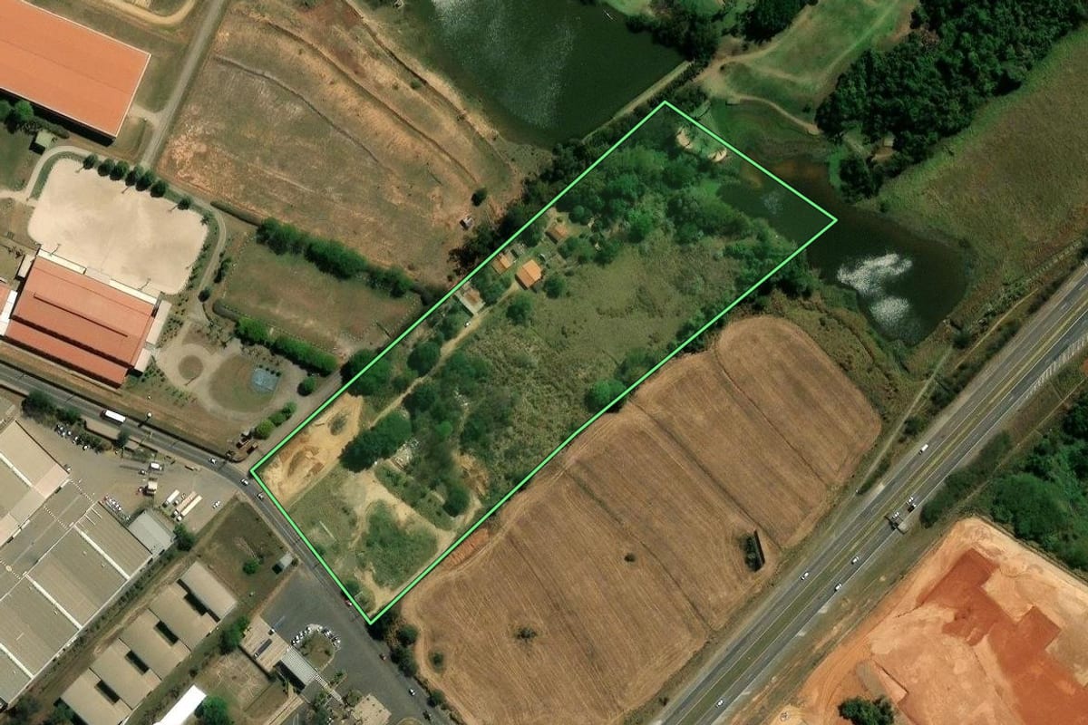 Imagem de satélite do imóvel rural em Indaiatuba (SP), com o contorno declarado no CAR desenhado por cima.