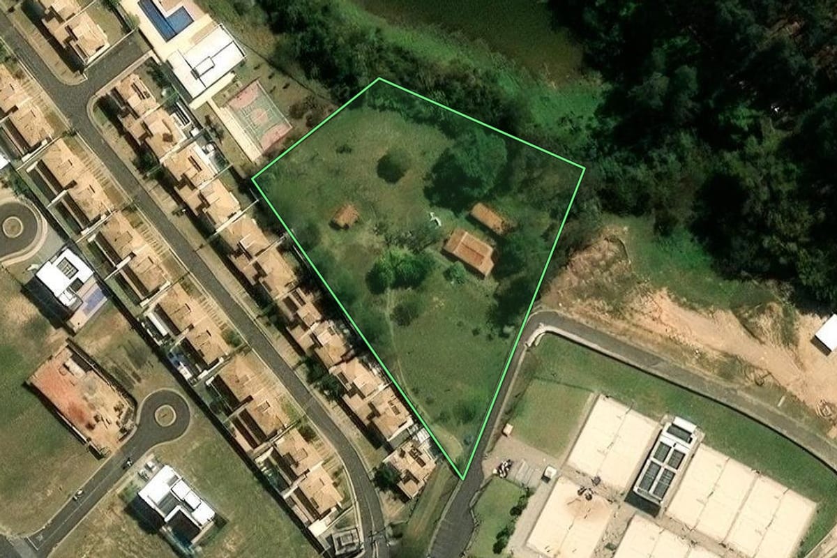 Imagem de satélite do imóvel rural em Indaiatuba (SP), com o contorno declarado no CAR desenhado por cima.