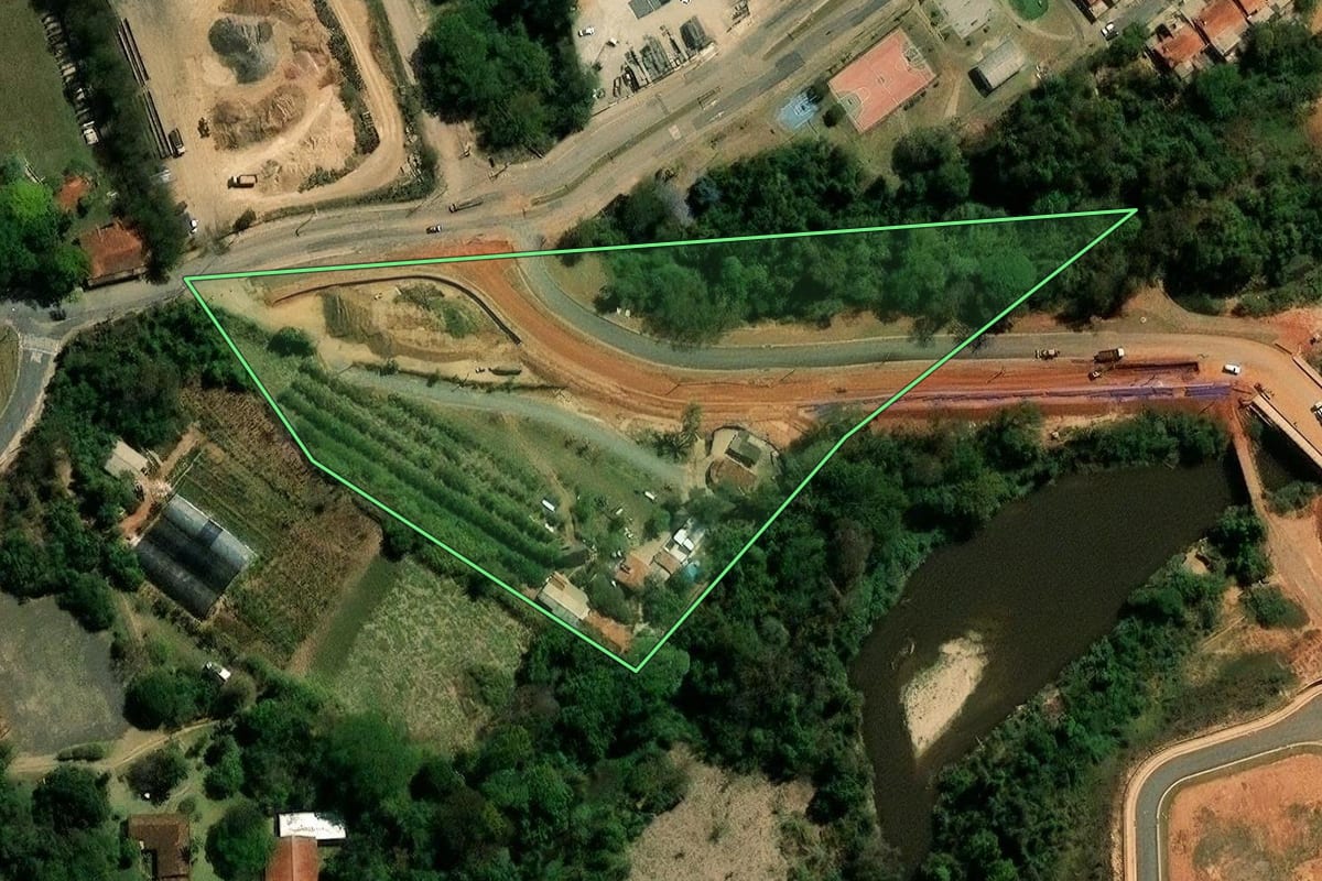 Imagem de satélite do imóvel rural em Indaiatuba (SP), com o contorno declarado no CAR desenhado por cima.