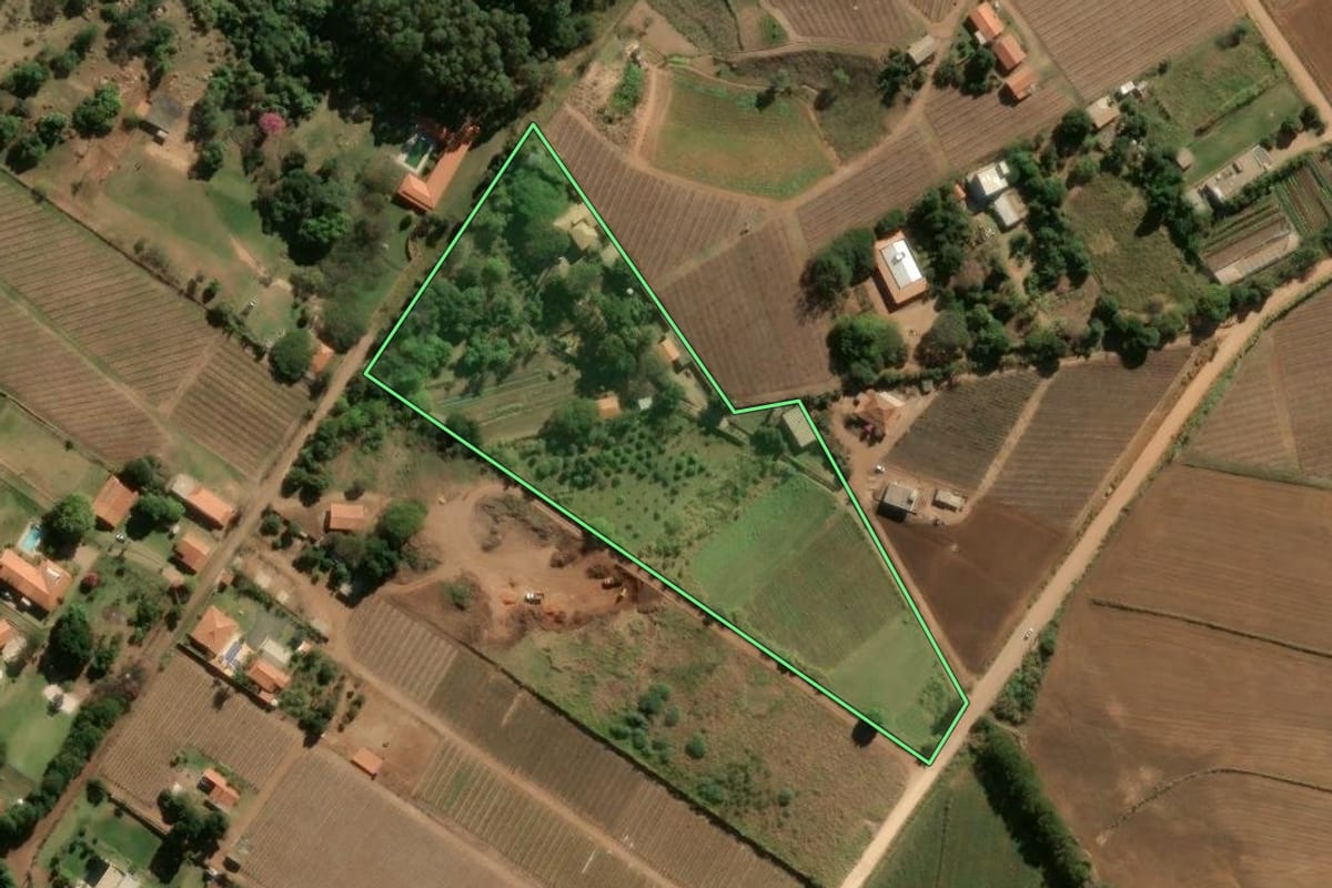Imagem de satélite do imóvel rural em Indaiatuba (SP), com o contorno declarado no CAR desenhado por cima.