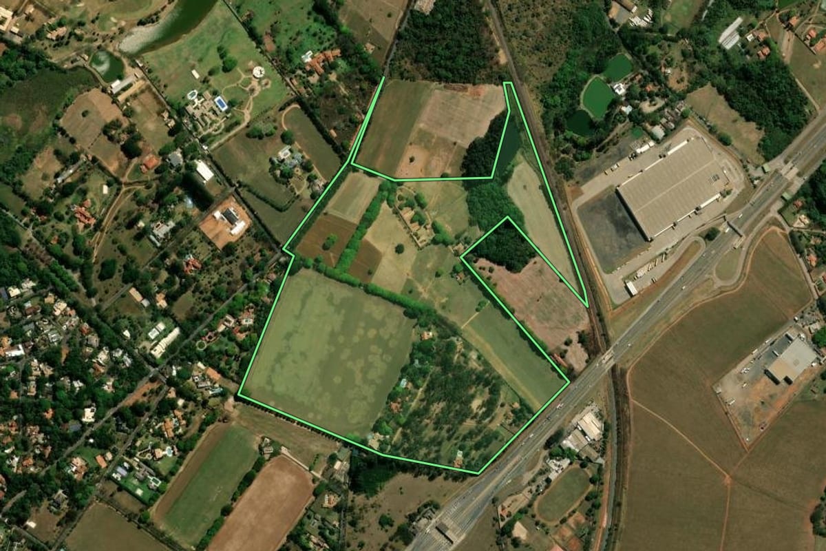Imagem de satélite do imóvel rural em Indaiatuba (SP), com o contorno declarado no CAR desenhado por cima.