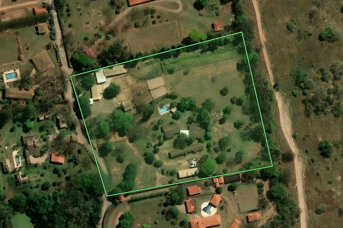 Imagem de satélite do imóvel rural em Indaiatuba (SP), com o contorno declarado no CAR desenhado por cima.