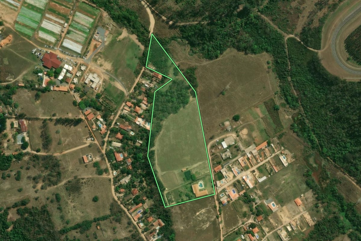 Imagem de satélite do imóvel rural em Indaiatuba (SP), com o contorno declarado no CAR desenhado por cima.