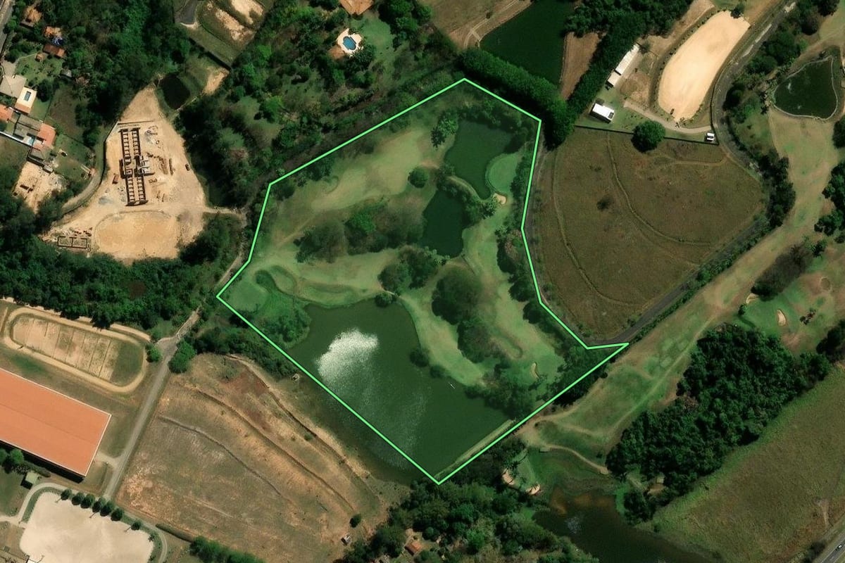 Imagem de satélite do imóvel rural em Indaiatuba (SP), com o contorno declarado no CAR desenhado por cima.
