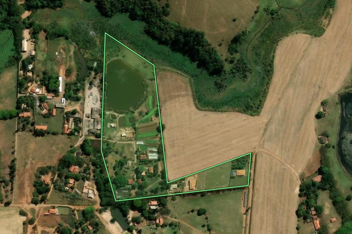 Imagem de satélite do imóvel rural em Indaiatuba (SP), com o contorno declarado no CAR desenhado por cima.