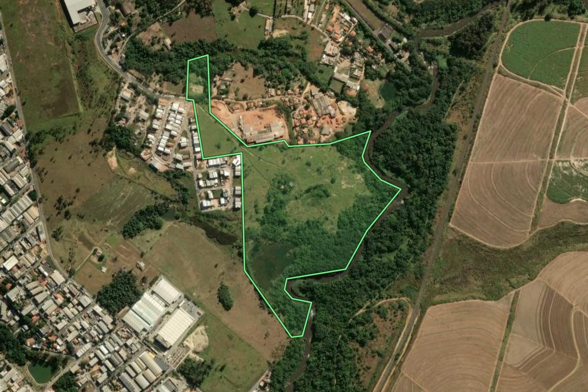 Imagem de satélite do imóvel rural em Indaiatuba (SP), com o contorno declarado no CAR desenhado por cima.