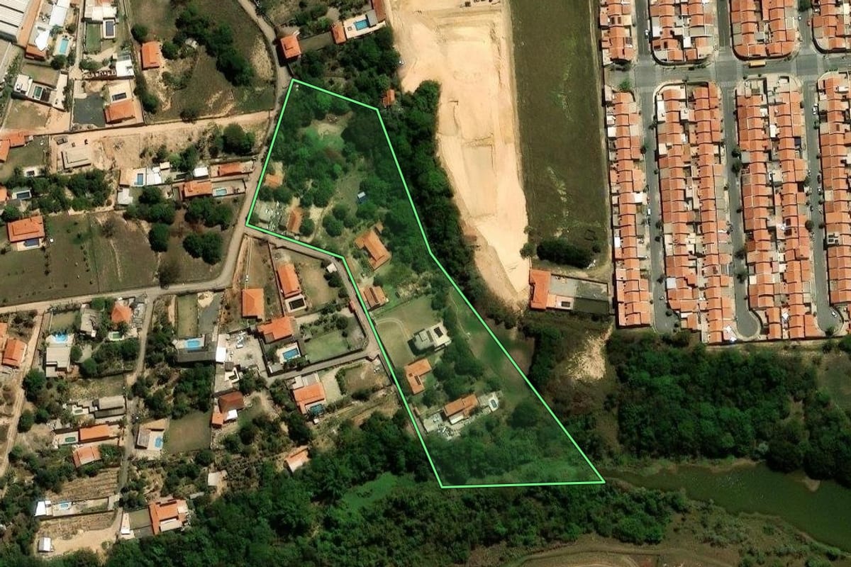 Imagem de satélite do imóvel rural em Indaiatuba (SP), com o contorno declarado no CAR desenhado por cima.