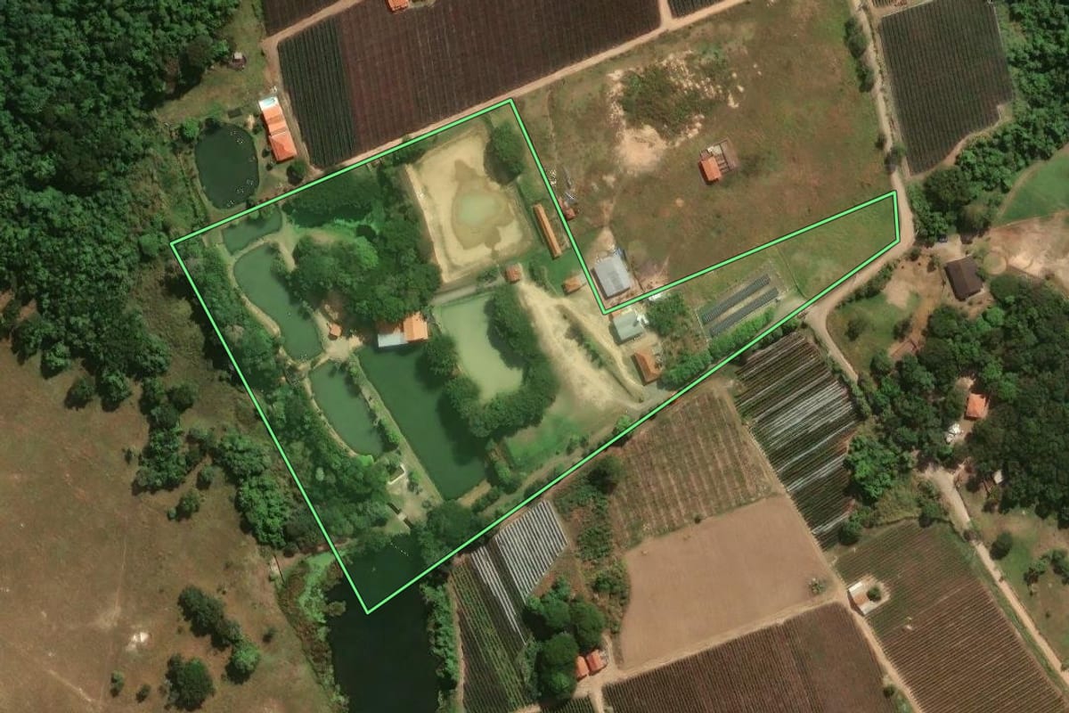 Imagem de satélite do imóvel rural em Indaiatuba (SP), com o contorno declarado no CAR desenhado por cima.