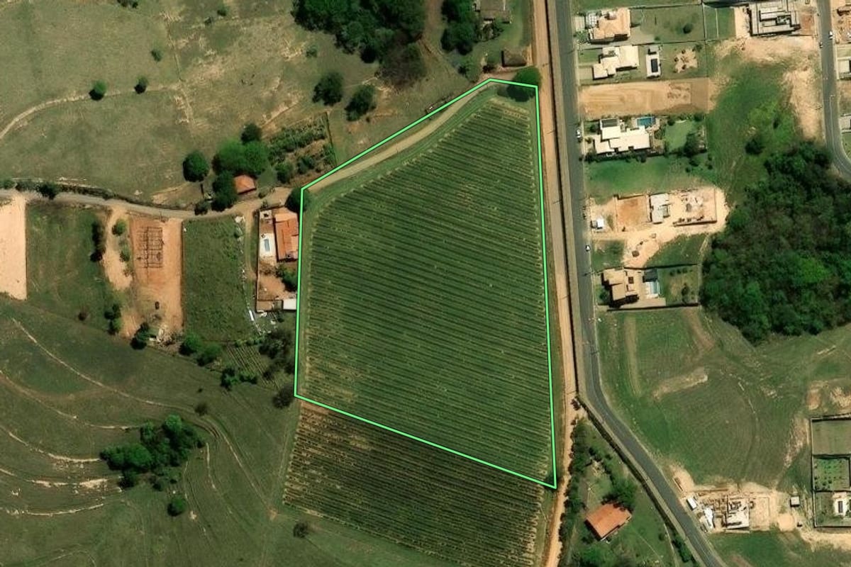 Imagem de satélite do imóvel rural em Indaiatuba (SP), com o contorno declarado no CAR desenhado por cima.