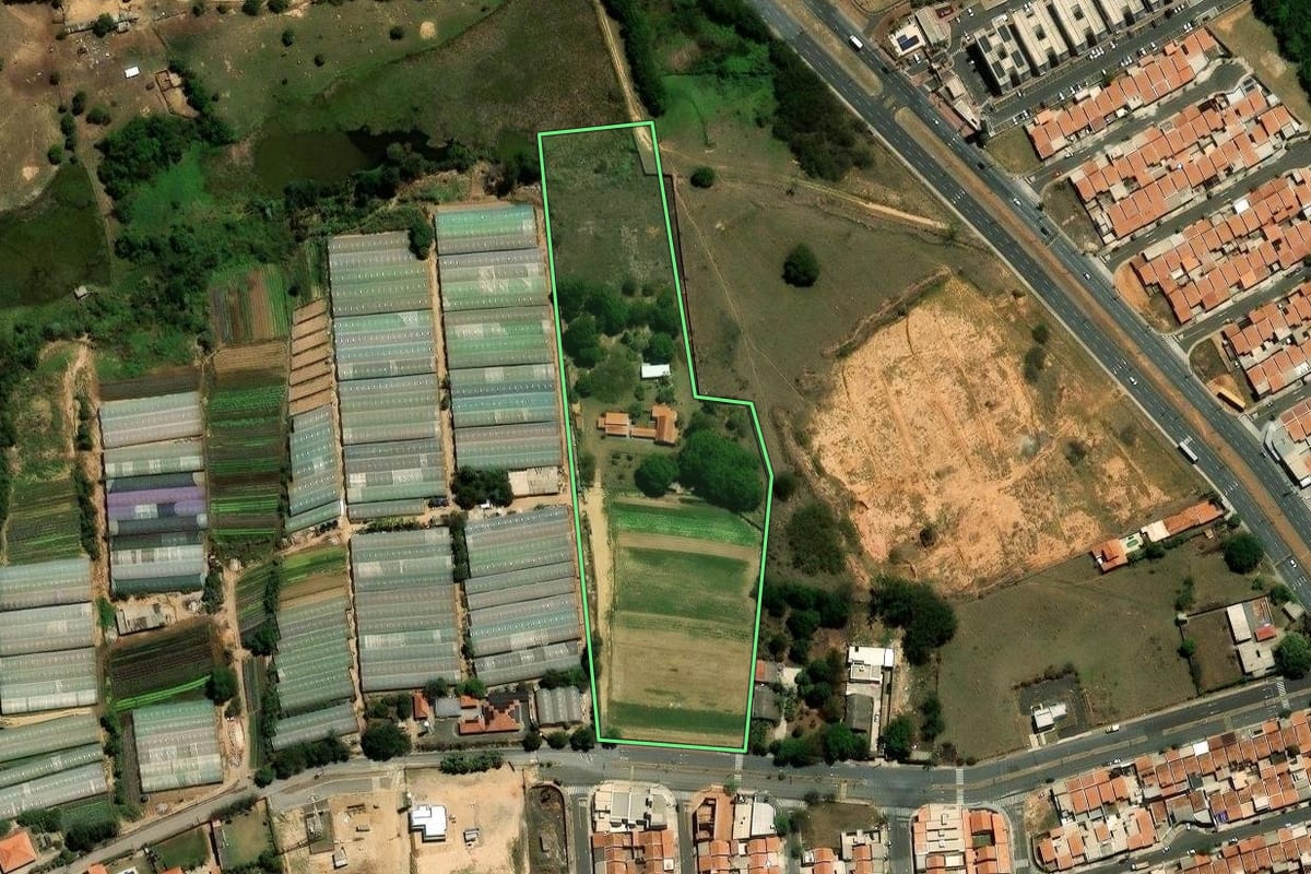 Imagem de satélite do imóvel rural em Indaiatuba (SP), com o contorno declarado no CAR desenhado por cima.