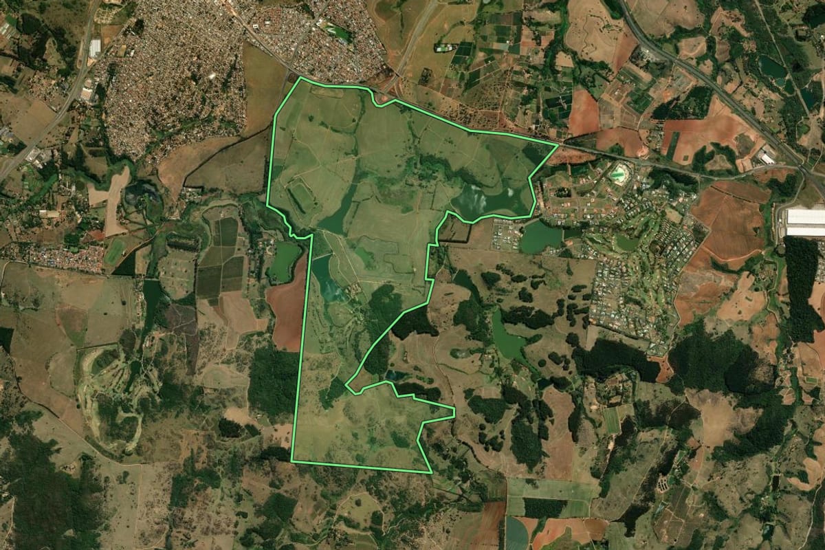 Imagem de satélite do imóvel rural em Indaiatuba (SP), com o contorno declarado no CAR desenhado por cima.