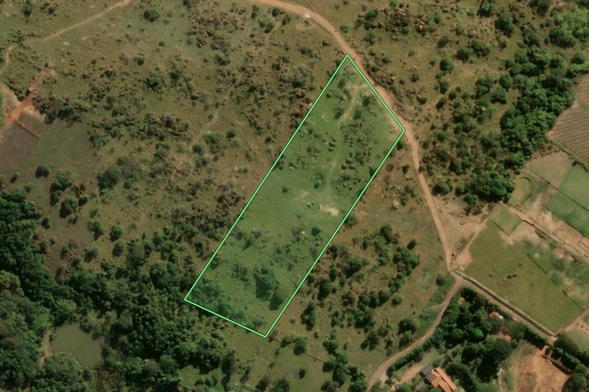 Imagem de satélite do imóvel rural em Indaiatuba (SP), com o contorno declarado no CAR desenhado por cima.