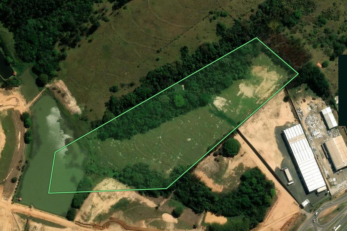 Imagem de satélite do imóvel rural em Indaiatuba (SP), com o contorno declarado no CAR desenhado por cima.