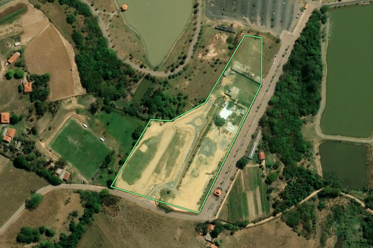 Imagem de satélite do imóvel rural em Indaiatuba (SP), com o contorno declarado no CAR desenhado por cima.