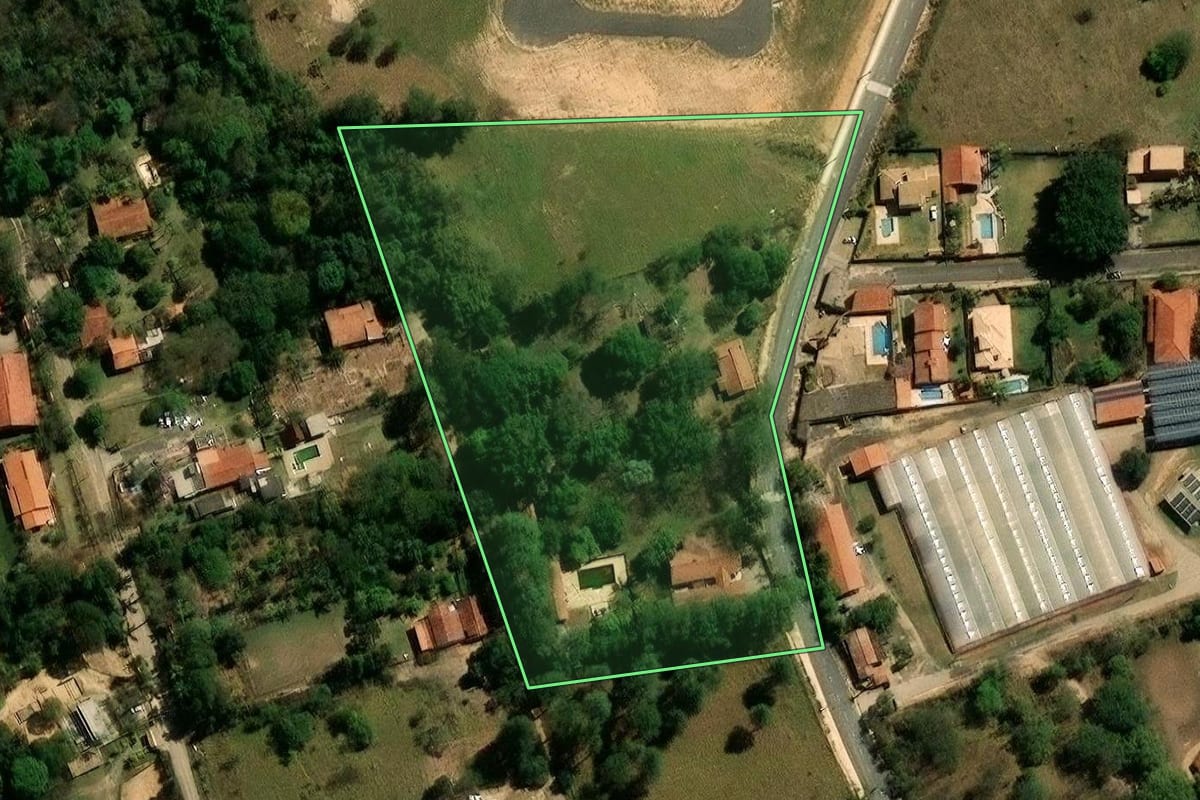 Imagem de satélite do imóvel rural em Indaiatuba (SP), com o contorno declarado no CAR desenhado por cima.