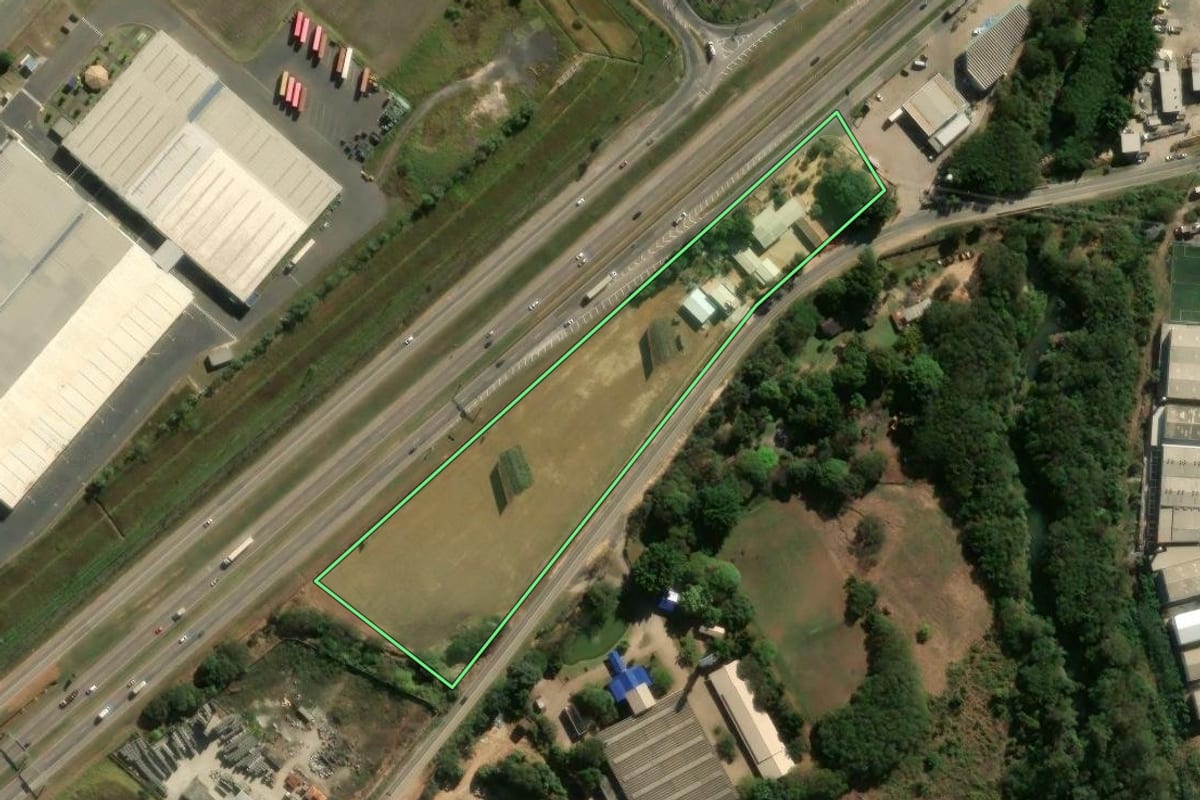 Imagem de satélite do imóvel rural em Indaiatuba (SP), com o contorno declarado no CAR desenhado por cima.