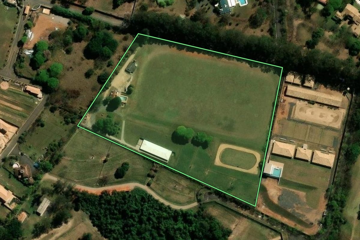 Imagem de satélite do imóvel rural em Indaiatuba (SP), com o contorno declarado no CAR desenhado por cima.