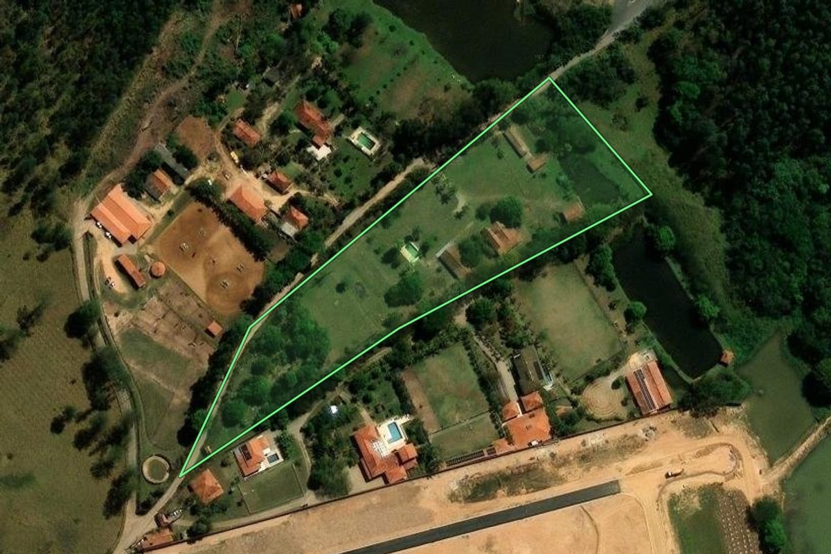 Imagem de satélite do imóvel rural em Indaiatuba (SP), com o contorno declarado no CAR desenhado por cima.