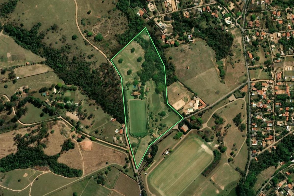 Imagem de satélite do imóvel rural em Indaiatuba (SP), com o contorno declarado no CAR desenhado por cima.