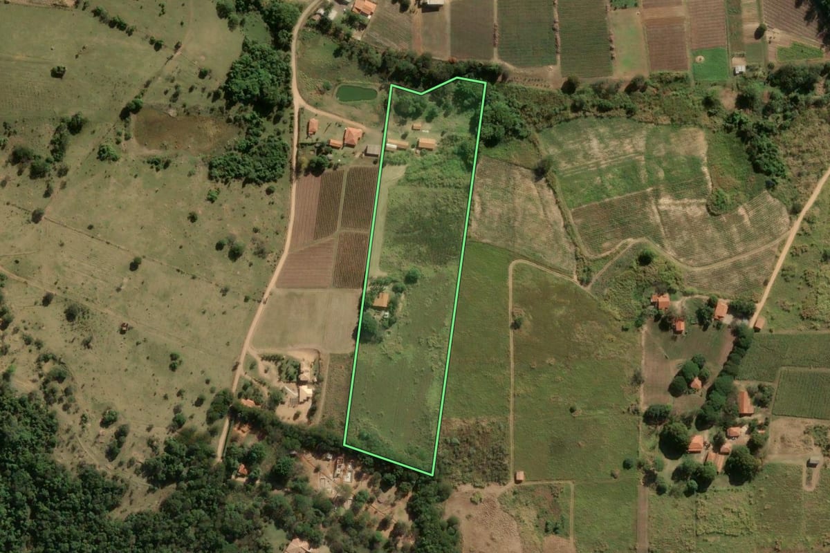Imagem de satélite do imóvel rural em Indaiatuba (SP), com o contorno declarado no CAR desenhado por cima.
