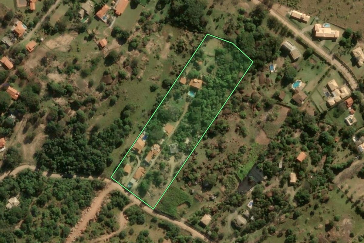 Imagem de satélite do imóvel rural em Indaiatuba (SP), com o contorno declarado no CAR desenhado por cima.