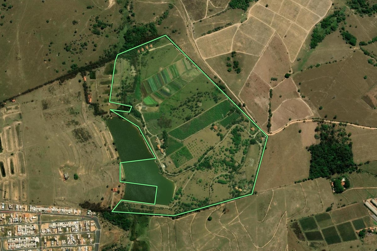 Imagem de satélite do imóvel rural em Indaiatuba (SP), com o contorno declarado no CAR desenhado por cima.