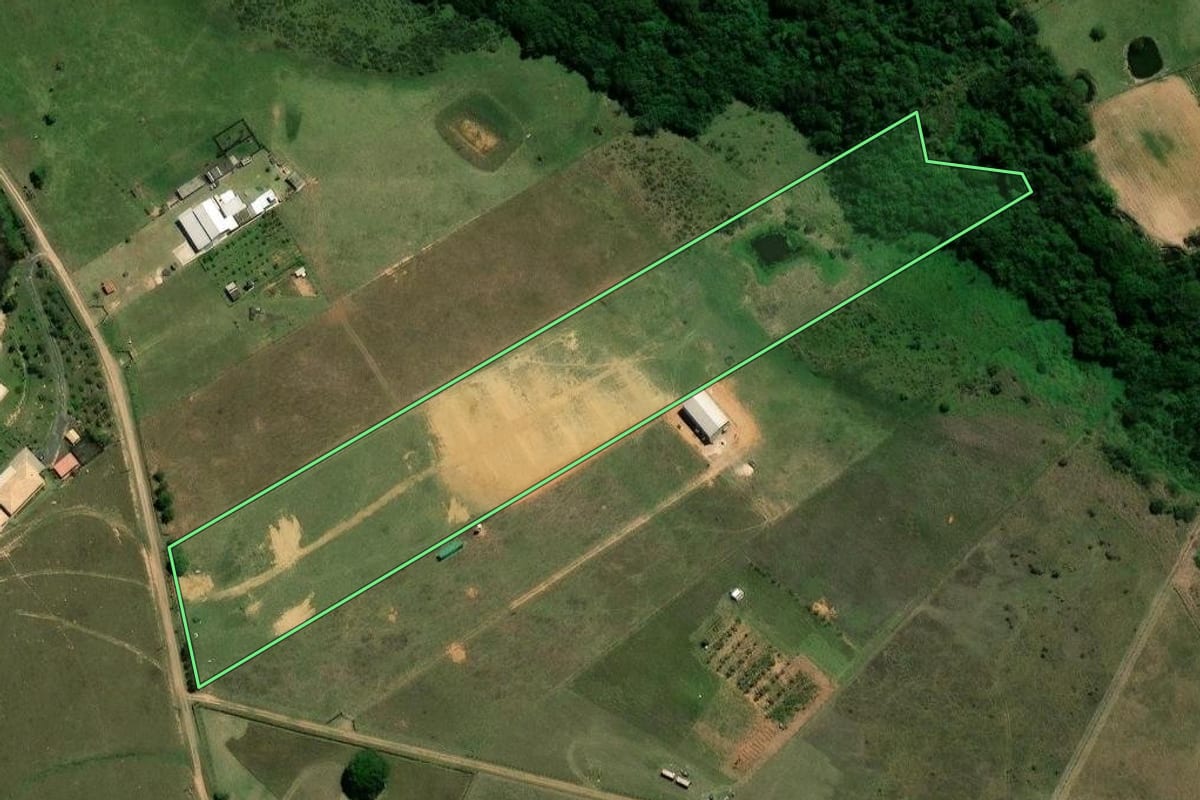 Imagem de satélite do imóvel rural em Indaiatuba (SP), com o contorno declarado no CAR desenhado por cima.