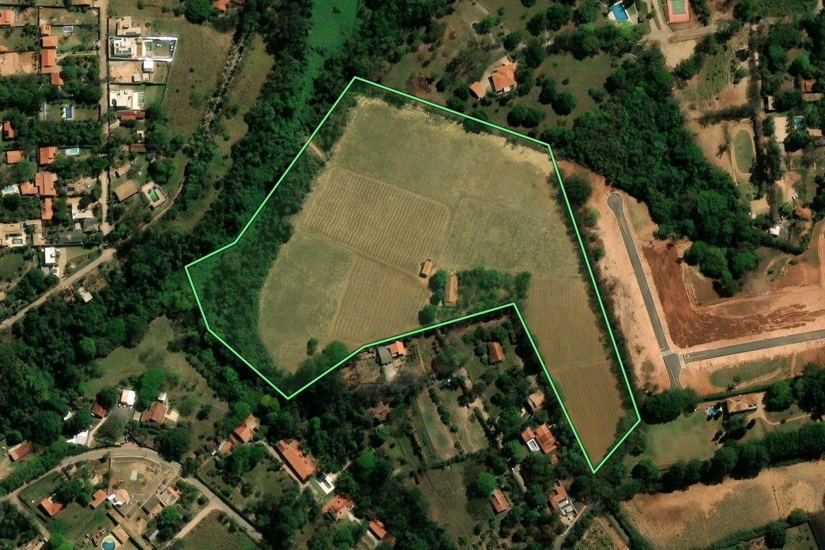 Imagem de satélite do imóvel rural em Indaiatuba (SP), com o contorno declarado no CAR desenhado por cima.