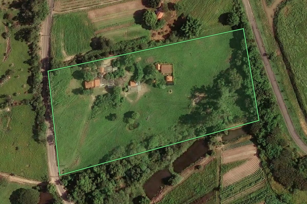 Imagem de satélite do imóvel rural em Indaiatuba (SP), com o contorno declarado no CAR desenhado por cima.