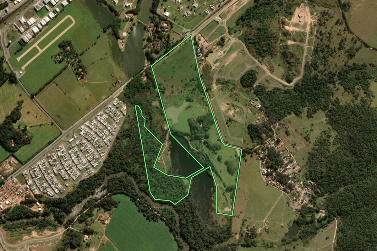 Imagem de satélite do imóvel rural em Indaiatuba (SP), com o contorno declarado no CAR desenhado por cima.