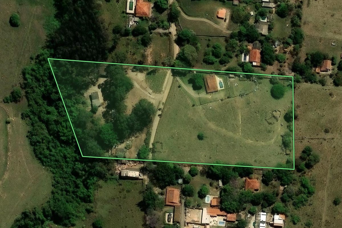 Imagem de satélite do imóvel rural em Indaiatuba (SP), com o contorno declarado no CAR desenhado por cima.