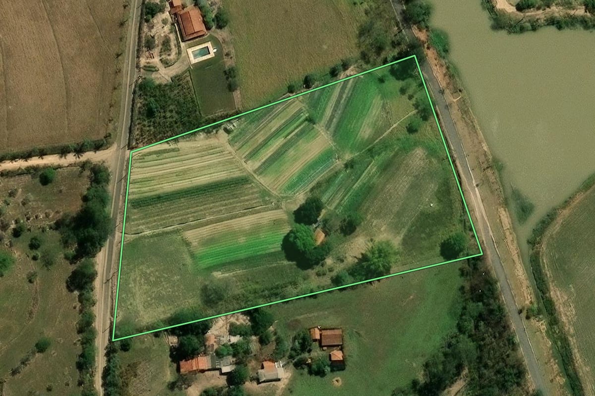 Imagem de satélite do imóvel rural em Indaiatuba (SP), com o contorno declarado no CAR desenhado por cima.