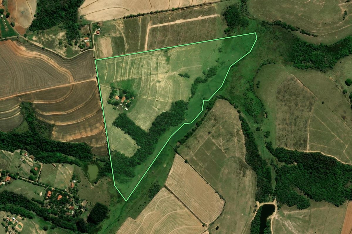Imagem de satélite do imóvel rural em Indaiatuba (SP), com o contorno declarado no CAR desenhado por cima.