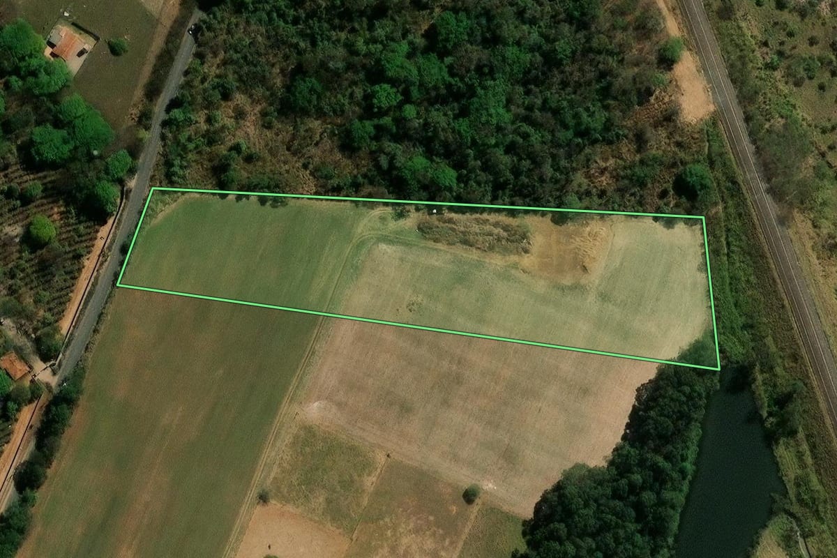 Imagem de satélite do imóvel rural em Indaiatuba (SP), com o contorno declarado no CAR desenhado por cima.