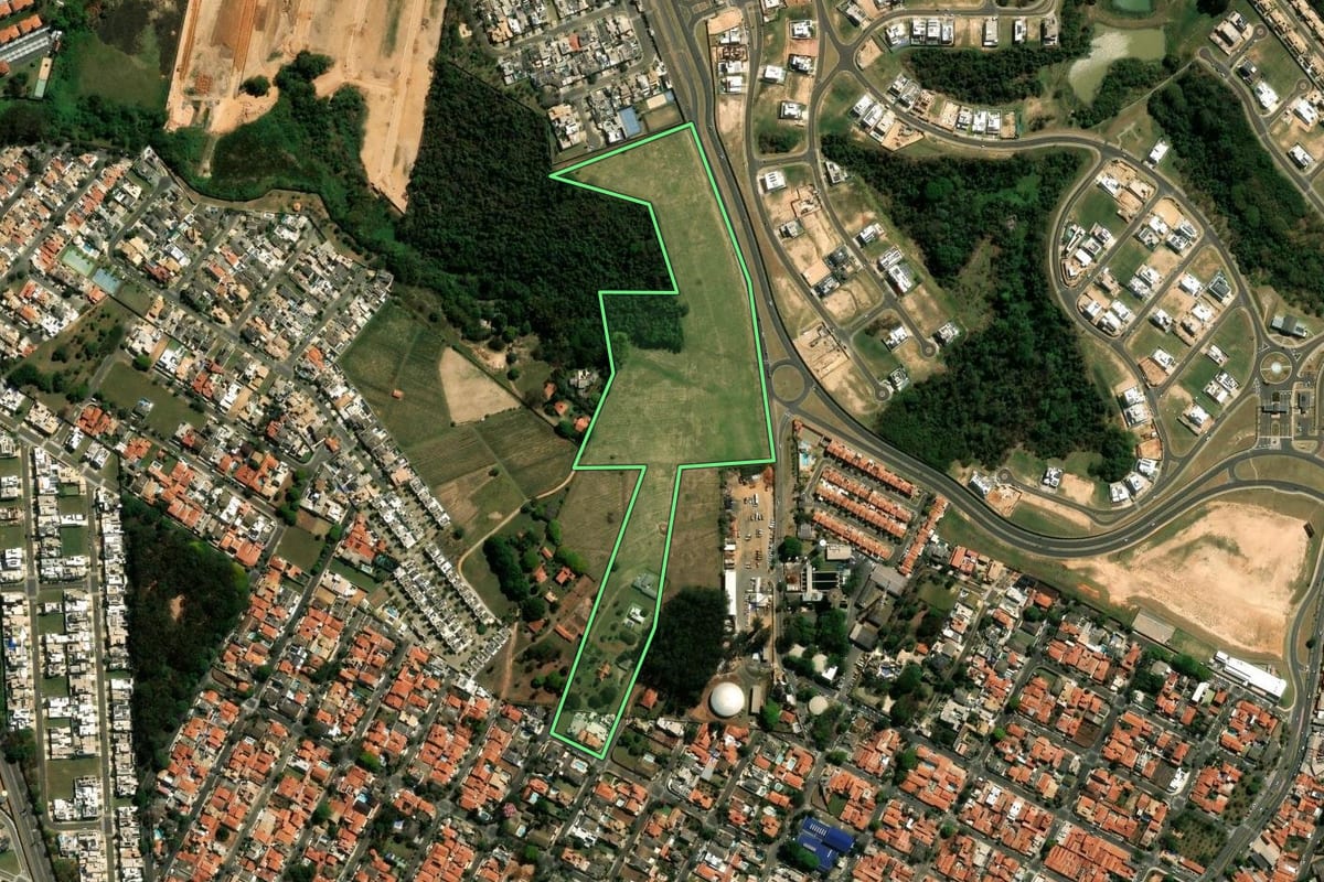 Imagem de satélite do imóvel rural em Indaiatuba (SP), com o contorno declarado no CAR desenhado por cima.