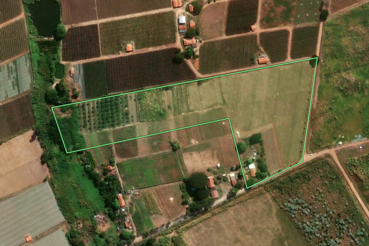 Imagem de satélite do imóvel rural em Indaiatuba (SP), com o contorno declarado no CAR desenhado por cima.