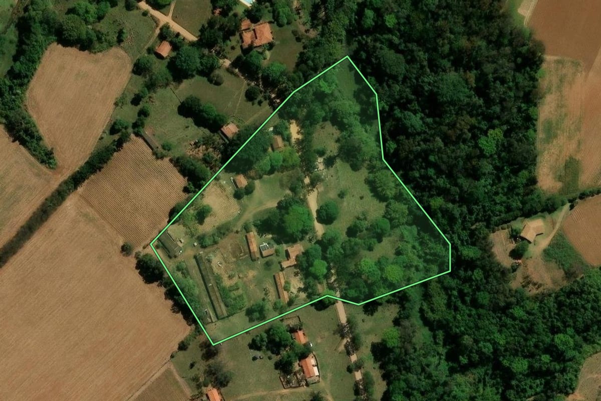 Imagem de satélite do imóvel rural em Indaiatuba (SP), com o contorno declarado no CAR desenhado por cima.