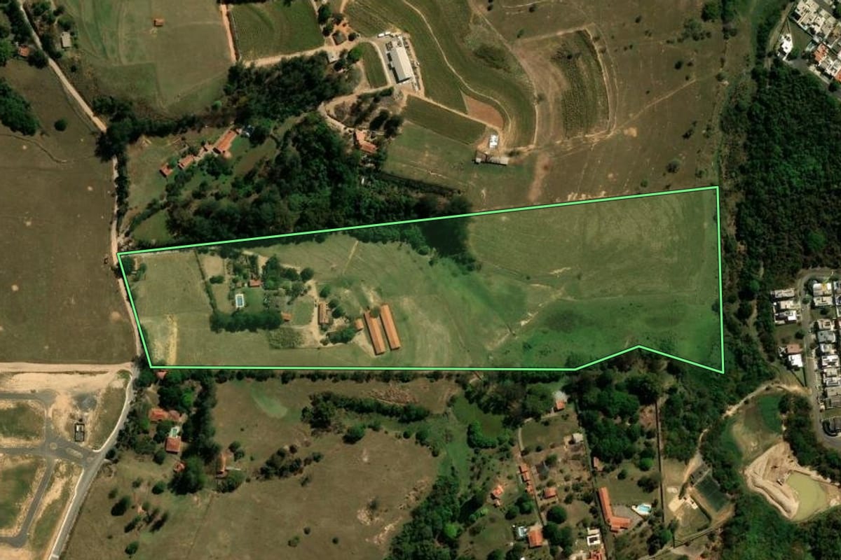 Imagem de satélite do imóvel rural em Indaiatuba (SP), com o contorno declarado no CAR desenhado por cima.